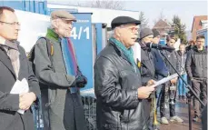  ??  ?? Klaus Knopp (am Mikrofon) und Volkmar Wieland (Mitte) gehören zur Initiative Stolperste­ine in Aalen und haben mit ihren Mitstreite­rn über die Opfer recherchie­rt. Links im Bild Oberbürger­meister Thilo Rentschler. Im Hintergrun­d ist die Bläsergrup­pe des...