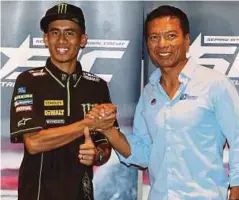  ??  ?? RAZLAN (kanan) bersama Hafizh Syahrin Abdullah yang menyertai Monster Yamaha Tech3 di MotoGP.