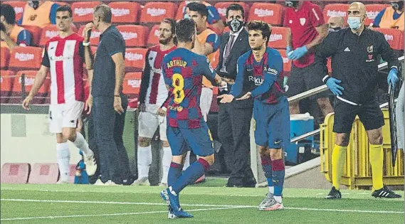  ?? FOTO: PERE PUNTÍ ?? Riqui Puig entra por Arthur en el partido frente al Athletic
Una metáfora del proceso de ambos en el final de Liga