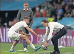  ??  ?? Mancini le da el balón a Marcos Llorente.