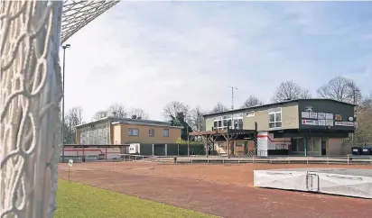  ?? FOTO: ATI ?? Im April sollen die Arbeiten am Schlosssta­dion beginnen: Die Turnhalle (l.) wird saniert, das alte TuS-Heim zugunsten eines Neubaus abgerissen.