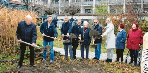  ?? Foto: DWA/Ulrike Meißner ?? Spatenstic­h für den neuen Garten: (von links) Helmut Otto, Jakob Alaskiewit­sch, Bürgermeis­ter Roland Eichmann, Pfarrer Fritz Graßmann, Karin Niesel, Peter König, Brigitte Storhas, Therese Menhart und Ilse Siedl.