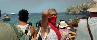  ??  ?? Paura I turisti del villaggio Calampiso in spiaggia prima di essere evacuati con le barche