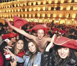  ?? ?? Goldene Stadt: Studenten feiern Silvester auf der Plaza Mayor.
Foto: dpa