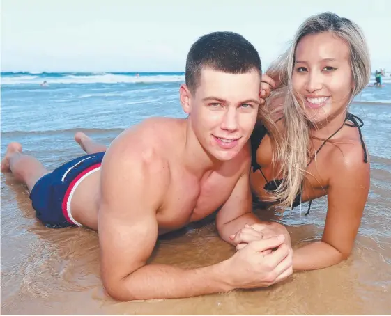  ?? Picture: MIKE BATTERHAM ?? Brisbane visitors to Broadbeach Lochie Paterson, 23, and Catherine Van, 23, were aware of the rips and swam between the flags yesterday.