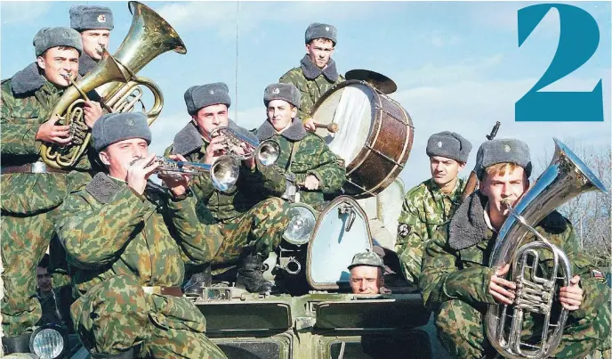  ?? EPA ?? Tropas rusas se entretiene­n en Chechenia formando una orquesta