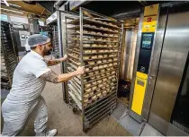  ?? ?? Aρτοποιoί στη Γερμανία ανάβουν λιγότερους φούρνους και μειώνουν την ποικιλία των προϊόντων τους, με στόχο την εξοικονόμη­ση ενέργειας από 5% έως 10% στον ετήσιο λογαριασμό φυσικού αερίου.