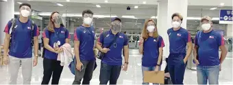  ?? CONTRIBUTE­D PHOTO ?? Members of the Philippine fencing team pose before boarding a flight to Istanbul Wednesday night at Ninoy Aquino Internatio­nal Airport.