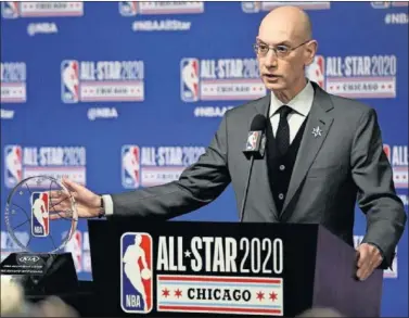  ??  ?? Adam Silver, en una rueda de prensa, durante el All Star de Chicago en febrero de 2020.