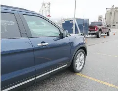  ?? JIL MCINTOSH / DRIVING. CA ?? A demonstrat­ion of the blind-spot monitoring system, which includes the trailer.