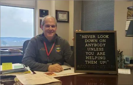  ?? KEITH REYNOLDS — THE MORNING JOURNAL ?? Lorain County Probate Judge James T. Walther poses with a black felt letter board his staff gave him to commemorat­e his 10th year on the bench.