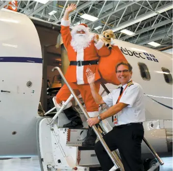  ?? PHOTO PIERRE-PAUL BIRON ?? Au total, une dizaine de poches rouges pleines de cadeaux seront envoyées à Puvirnituq d’ici Noël par les employés d’évacuation­s aéromédica­les du Québec (EVAQ).