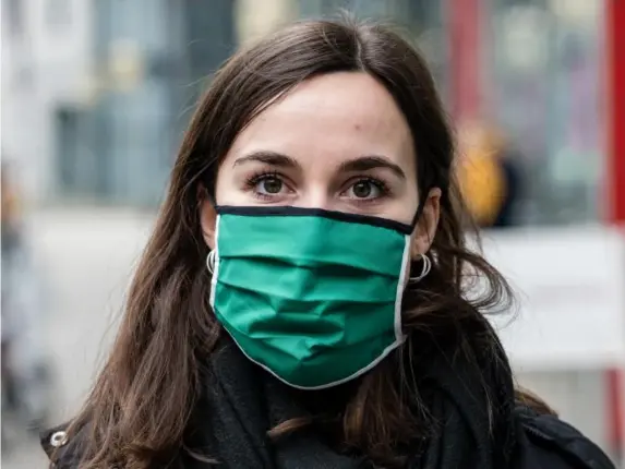  ??  ?? Wearing a mask has been liberating for women during the pandemic