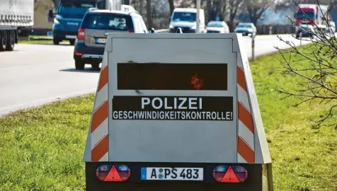  ?? Foto: Wolfgang Widemann ?? Eine vierstelli­ge Zahl an Temposünde­rn hat die Polizei im Donau-Ries-Kreis allein mit diesem Messcontai­ner erwischt, der 2023 mehrmals auch an der B16 bei Riedlingen (Bild) stand.