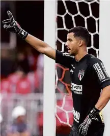  ?? Marcello Zambrana/Agif/Folhapress ?? O goleiro Renan Ribeiro arruma barreira do São Paulo