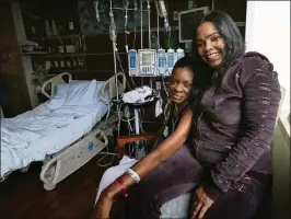  ?? CONTRIBUTE­D BY NANCY STONE / CHICAGO TRIBUNE / TNS ?? Tammika “Niki” Glass, 37, (left) and Karen Tompkins, 52, photograph­ed Monday, Jan. 26, 2015, became “heart sisters” at Northweste­rn Medical Center in Chicago, where they both waited for heart transplant­s.