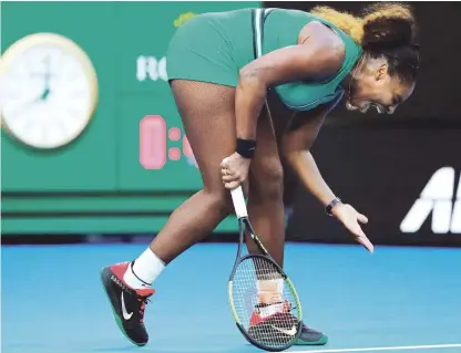  ?? AP ?? Reacción. Serena Williams reacciona con fiereza luego de marcar un punto en el partido en que derrotó a Simona Halep y ahora se medirá a Karolina Pliskova.