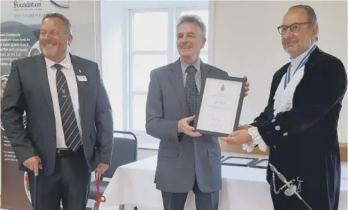  ?? ?? Veteran Mark Lanchberry, left, and Garry Botterill, founder of Service Dogs UK, receiving the award