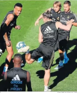  ?? JUAN CARLOS HIDALGO / EFE ?? Militao, Modric y Hazard, en un rondo con Bale, que entró en la lista.