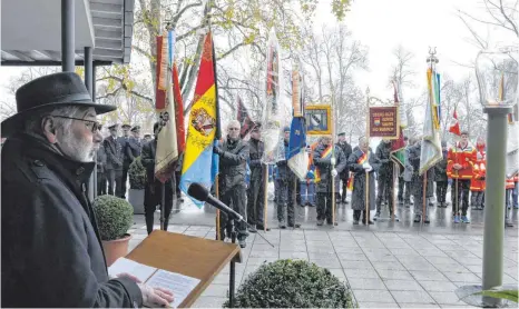  ??  ?? Bad Wurzachs stellvertr­etender Bürgermeis­ter Klaus Schütt (l.) hielt gestern die nachdenkli­ch machende Gedenkrede.