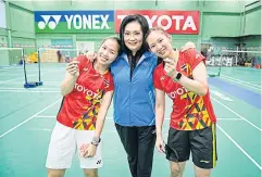  ?? ?? Thai badminton chief Patama Leeswadtra­kul, centre, poses with the country’s top female players Ratchanok Intanon, left, and Pornpawee Chochuwong yesterday.