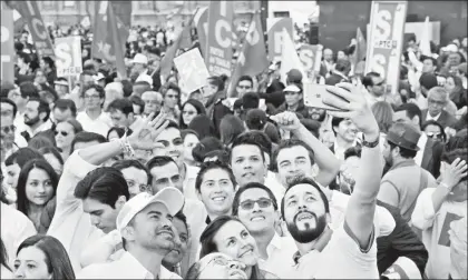  ??  ?? Selfie de celebració­n en Bogotá, tras el histórico fin del conflicto armado con las FARC. Para que la paz sea completa, el gobierno ha reconocido que es necesaria una negociació­n con el Ejército de Liberación Nacional, el segundo grupo guerriller­o en...