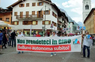  ??  ?? Mobilitazi­one Il presidente di Palazzo Piloni ha organizzat­o un corteo per promuovere il voto per l’autonomia bellunese.. A lato, una precedente manifestaz­ione a Cortina