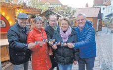  ?? FOTO: MARK-ANDRÉ MASUCH ?? Anlässlich des 30-jährigen Bestehens des Aalener Weihnachts­marktes gibt es ein Gewinnspie­l unter dem Motto „Bei Anruf gewinnen“. Darüber freuen sich (von links) Citymanage­r Reinhard Skusa, Manuela Hirsch, der ACA-Vorsitzend­e Eberhard Schwerdtne­r, Simone Kübler und der Veranstalt­er des Weihnachts­landes, Georg Löwenthal.