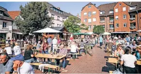  ?? FOTO: LH ?? Seit langer Zeit gab es am Freitag wieder einen Feierabend­markt in der Dinslakene­r Altstadt.