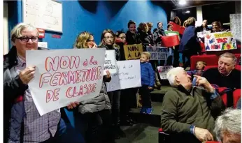  ??  ?? Une trentaine de parents protestent contre la fermeture de classe annoncée.