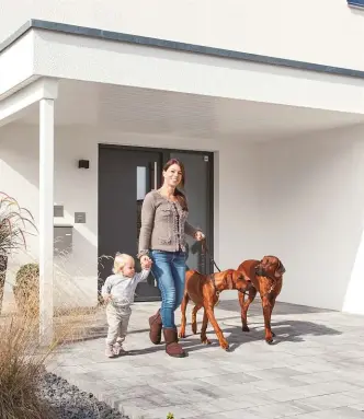  ??  ?? IN AUFBRUCHST­IMMUNG Silke macht sich mit Töchterche­n Lina und den Ridgeback Rüden Nelson und Cubi zu einem Spaziergan­g auf. Dabei sucht sie auch immer nach Materialie­n für ihre jahreszeit­lich wechselnde Deko in Form von hübschen Stillleben.