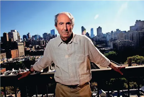  ??  ?? Leiden an der Welt, an Amerika, an sich selbst: Philip Roth vor der Skyline New Yorks.
