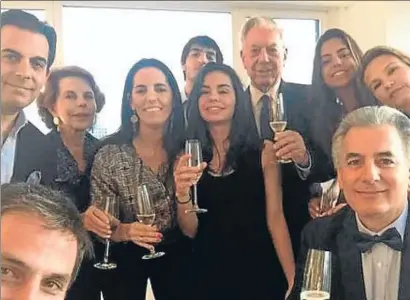  ??  ?? Álvaro, a la derecha en primer plano durante la celebració­n de las bodas de oro de sus padres, el 30 de mayo