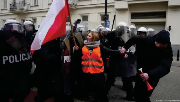  ?? Bild: Aleksandra Szmigiel/REUTERS ?? Nach Angaben der Polizei gab es mehrere Verletzte und etwa ein Dutzend Festnahmen