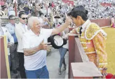  ?? ?? Manuel Benítez ‘El Cordobés’ saluda a Manuel Román.