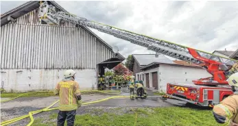  ?? ARCHIVFOTO: CF ?? Die Feuerwehr ist immer zur Stelle, wenn es brennt wie vor einiger Zeit in Wasserburg. Aber die Brandbekäm­pfer werden auch zunehmend für Hilfsdiens­te angeforder­t, die gar nicht zu ihren Aufgaben gehören, etwa um herabgefal­lene Äste von Wegen und Straßen zu beseitigen.