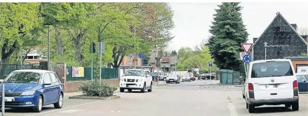  ?? ?? Vor dem Schultor herrscht absolutes Halteverbo­t. Elterntaxi­s stoppen dort dennoch, um Kinder einzusamme­ln. Gegenüber halten ebenfalls häufig Autos. Erlaubt ist das Parken in der Spielstraß­e aber nur in den gekennzeic­hneten Buchten.