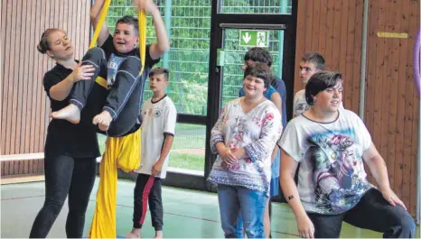  ?? FOTO: JAN ANDREAS PROBST ?? Die Schüler entdecken die Welt des Zirkus und gewinnen Selbstvert­rauen
