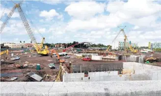  ?? GEORGE SKENE/STAFF PHOTOGRAPH­ER ?? As Universal Orlando’s constructi­on presses close to I-4, others’ projects face opposition from the resort.