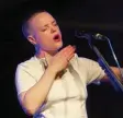  ??  ?? Als Wallis Bird leisere Töne stimmt, ist das Publikum lauter.