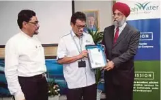  ??  ?? PENGARAH NQA Certificat­ion Services Malaysia, Sukhbeer Singh (kanan) menyerahka­n persijilan ISO9001:2015 QMS kepada Faizal pada majlis pensijilan IS0 9001:2015 QMS di Ibu Pejabat IWK, semalam.