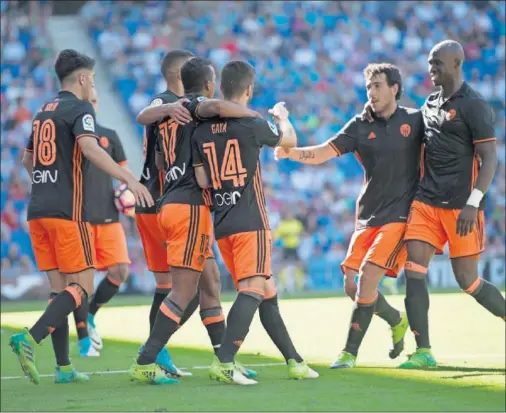  ??  ?? EL MÁS ATINADO. Gayà recibe abrazos mientras señala a Parejo, que le entregó la asistencia en el único gol del Espanyol-Valencia.