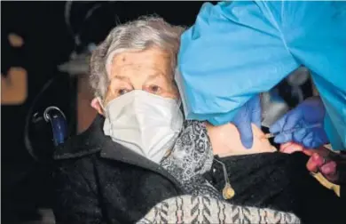  ?? JULIO GONZÁLEZ ?? Una anciana recibe una vacuna en la Casa del Niño Jesús, en Cádiz.