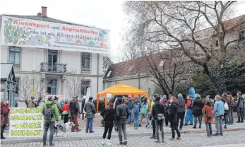  ?? ARCHIVFOTO: SIEGFRIED HEISS ?? Bei einer Demonstrat­ion vor dem Gebäude des Regionalve­rbands in Ravensburg haben Bürger im Februar ihrem Unmut über den Regionalpl­anentwurf Luft verschafft. Jetzt gingen 2700 Eingaben ein.