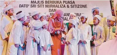  ??  ?? Siti gave out a generous donation to the children from the Teduhan Kasih Thafiz school.