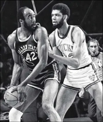  ??  ?? Nate Thurmond of the Golden State Warriors tries to back down another budding legend, Milwaukee’s Kareem Abdul-Jabbar, on March 30, 1973.