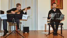  ?? Foto: Regina Langhans ?? Im Barocksaal boten Friedemann Wuttke auf der Gitarre und William Sabatier mit dem Bandoneon Tangorhyth­men von Astor Piazzolla.