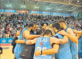  ?? FOTO: BREOGÁN ?? Los jugadores del Breogán, abrazados. Así celebraron el triunfo definitivo