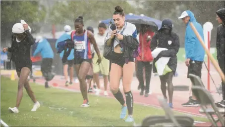  ?? (Photos Fédération française d’athlétisme, NCAA, DR et AFP) ?? Les athlètes ont dû quitter la piste, pris de court et transis de froid.