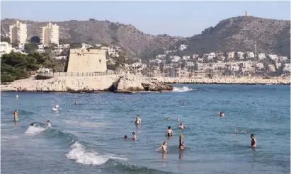  ?? Foto: Ángel García ?? Steine auf dem Grund stören manch einen beim Baden am Ampolla-Strand.